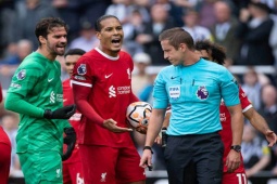 Bóng đá - Van Dijk vừa bị thẻ đỏ vừa sỉ mắng trọng tài: Có bị treo giò 8 trận như Mitrovic?