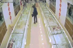 Pháp luật - Bắt nghi phạm cướp tiệm vàng ở Hưng Yên