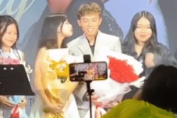 Đời sống Showbiz - Hồ Văn Cường “đứng hình” vì bị fan nữ hôn lén ngay trên sân khấu