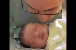 Clip hài hước - Phản ứng hài hước của bé khi "phũ" với bố