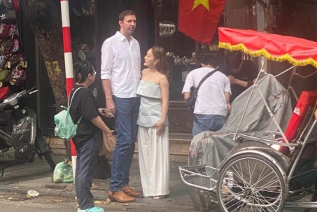 Lan Phương và chồng Tây cao hơn 2m gây chú ý với khoảnh khắc "bị chụp lén" trên phố