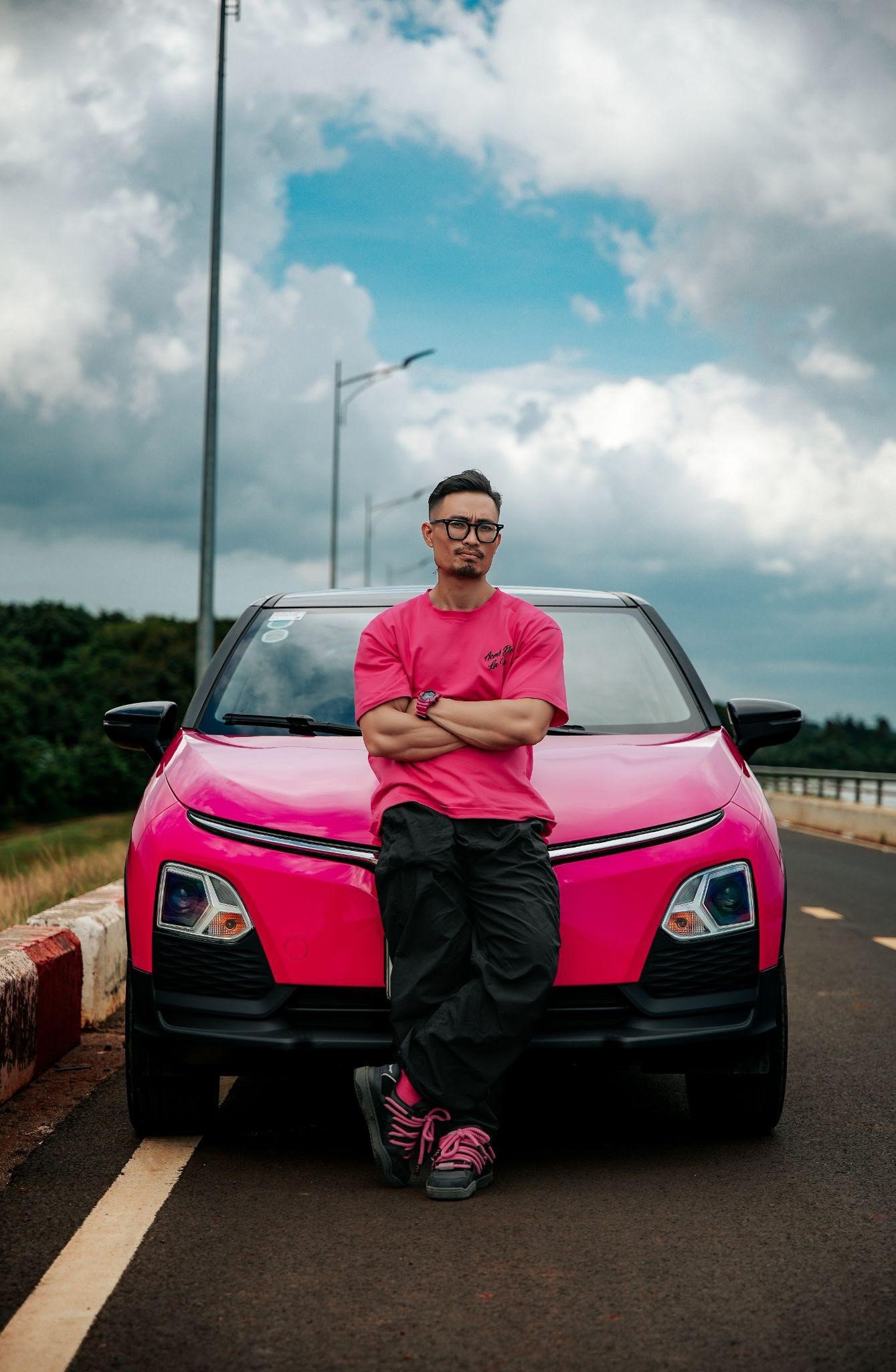 Chiếc ô tô Vinfast màu hồng chính là dấu ấn đặc biệt của Long trong hành trình “Phủ Hồng Champion”.