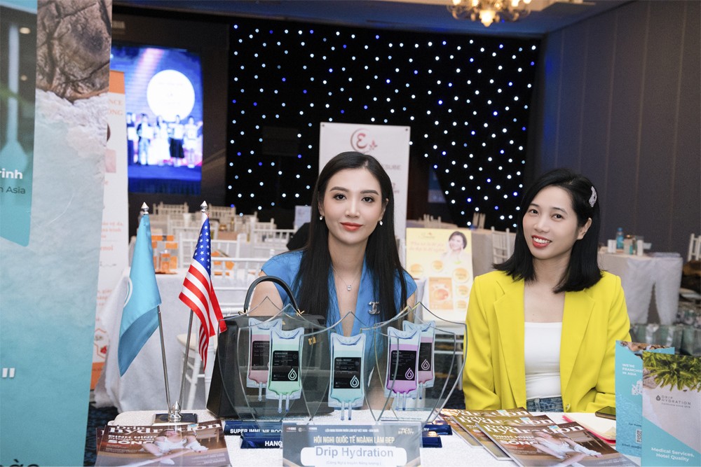 Bà Judy Trịnh - Founder Drip Hydration Việt Nam, CEO Drip Asia (bên trái) tham dự Hội nghị quốc tế ngành làm đẹp 2023