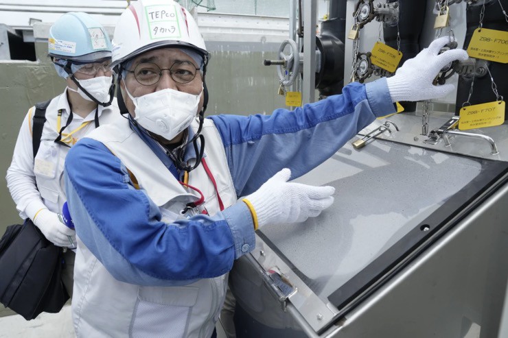 Ông Takahara dẫn các phóng viên nước ngoài tới tham quan khu vực xử lý nước thải phóng xạ trước khi xả ra biển.