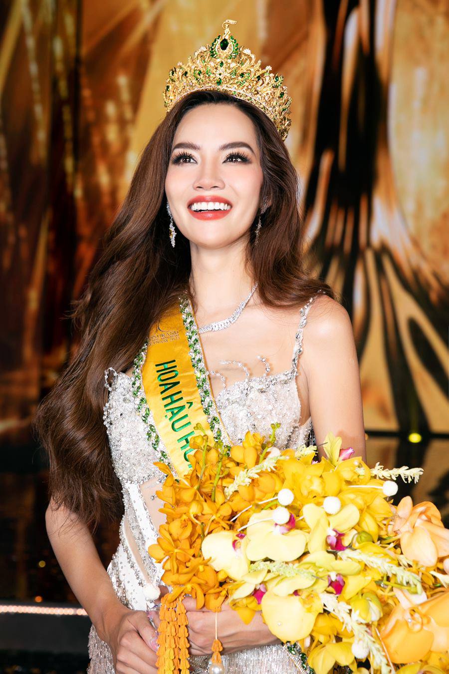 Quá khứ của tân Miss Grand Vietnam 2023: Mẹ định bán nhà để 