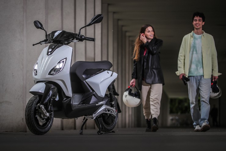 5. Piaggio 1 là mẫu xe ga điện rất hút khách của Vespa. mẫu xe này có động cơ điện cỡ nhỏ 1,6 mã lực, pin 1,4 kWh, đạt quãng đường đi tối đa mỗi lần sạc là 55 dặm (88,51 km). Xe rất hợp cho việc đi lại nhẹ nhàng ở đô thị. Thiết kế xe cực chất, rất trẻ trung và hiện đại.&nbsp;