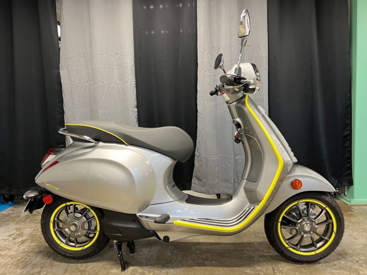 6. Vespa Elettrica mang phong cách đậm chất xe tay ga Ý, trang bị động cơ&nbsp;4.2 kWh, đạt công suất tối đa 4,8 mã lực, vận tốc cực đại 30 mph (48,28 km/h), và quãng đường đi tối đa 62 dặm (99,77 km).