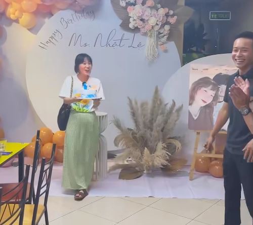 Quang Linh Vlogs gây xôn xao với nụ hôn trên sóng livestream - 1