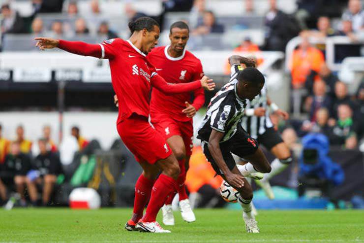 Van Dijk bị truất quyền thi đấu sau khi ngăn cản trái phép Isak