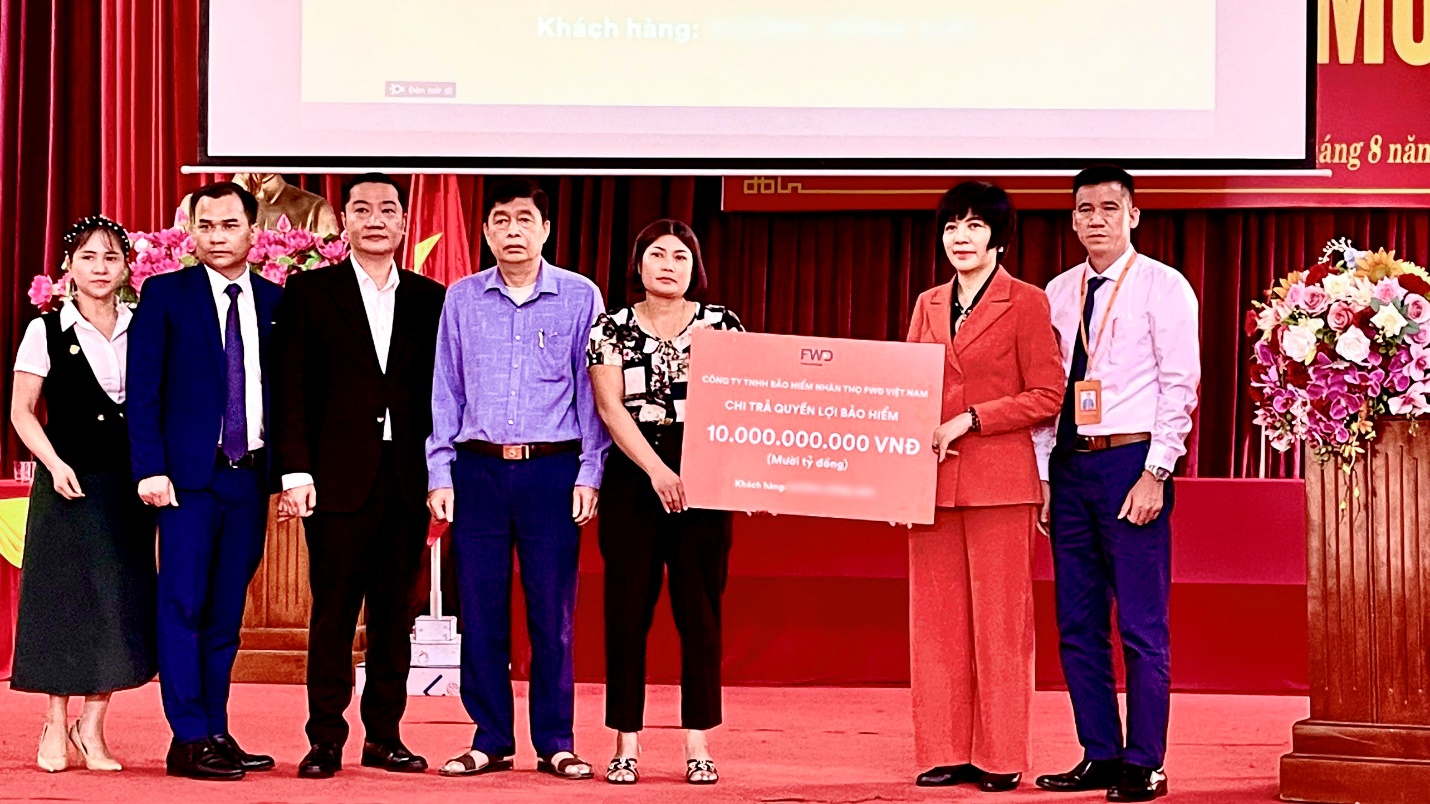 Bảo hiểm FWD nhanh chóng chi trả quyền lợi với tổng trị giá 10 tỷ đồng cho đại diện gia đình khách hàng.