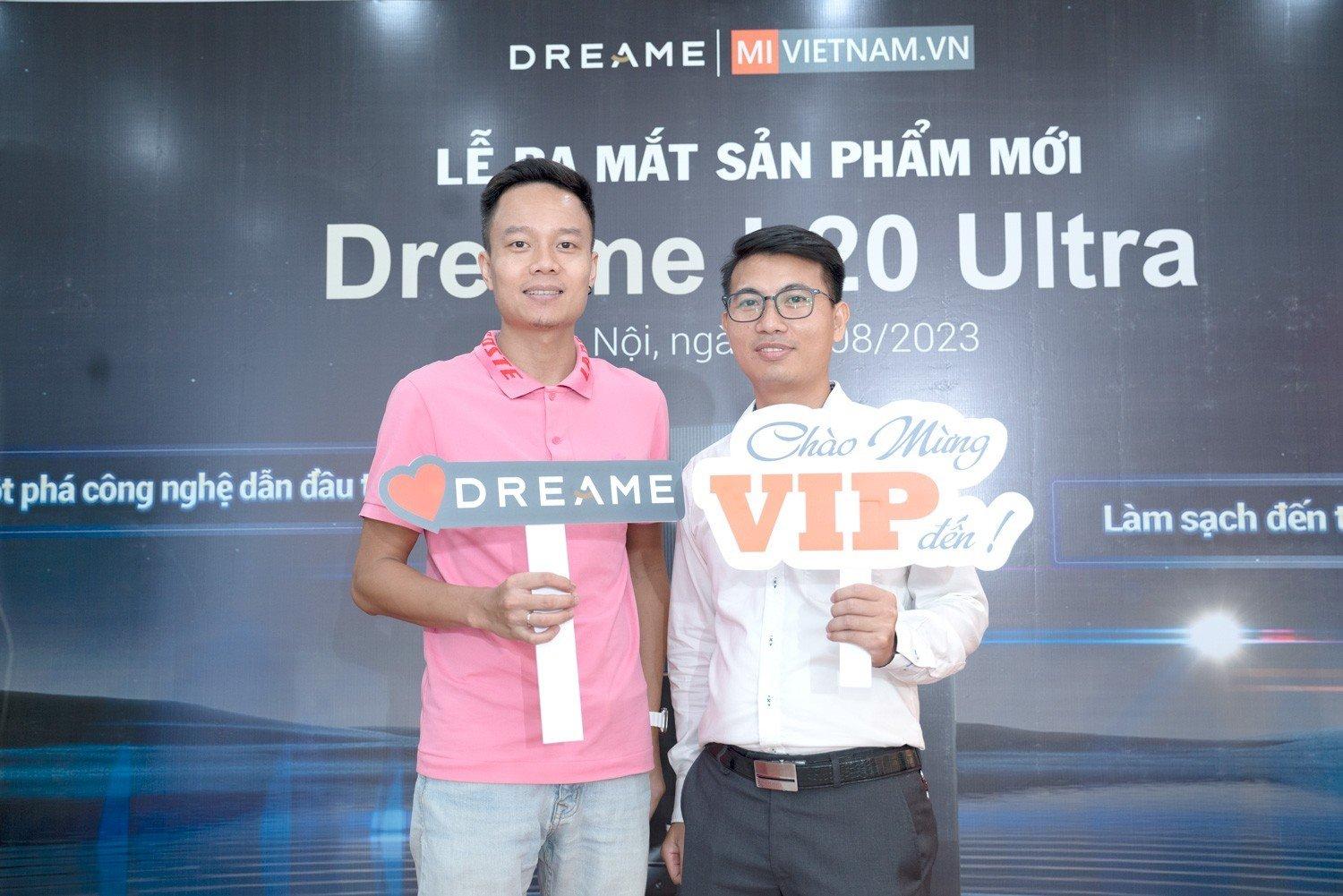 Dũng Didu (bên trái) - Đại diện diễn đàn Tinh Tế đến tham dự sự kiện và trải nghiệm sản phẩm (Ảnh: Mi Việt Nam)