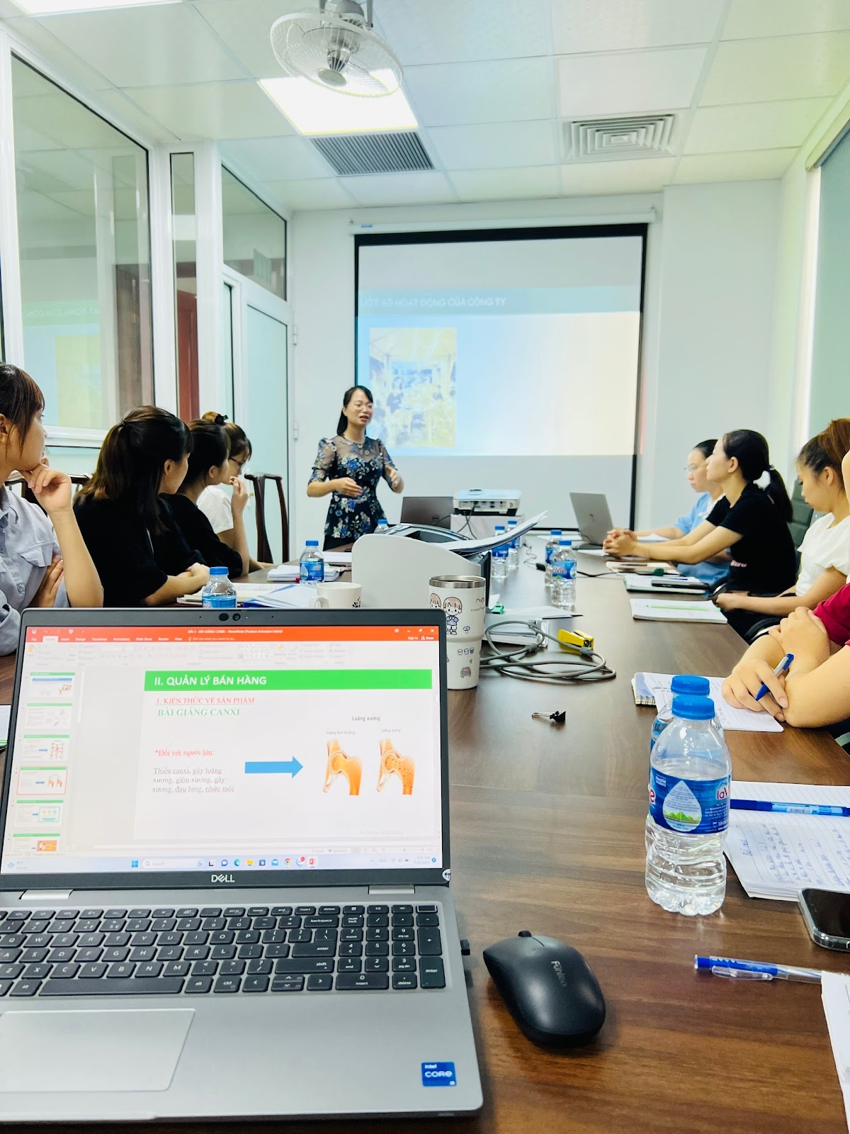 Nhân viên tại Chuỗi cửa hàng tham gia đào tạo chuyên môn dinh dưỡng bổ sung kiến thức định kỳ hàng tháng (Ảnh: NVCC)