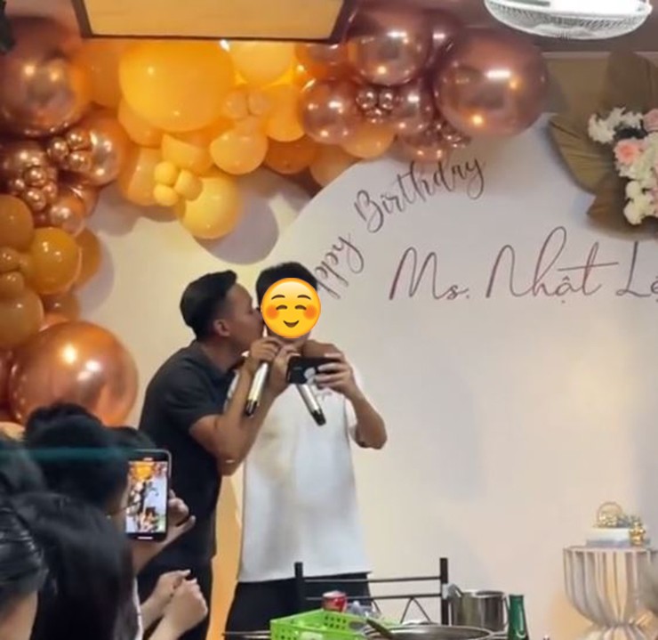 Quang Linh Vlogs gây xôn xao với nụ hôn trên sóng livestream - 3