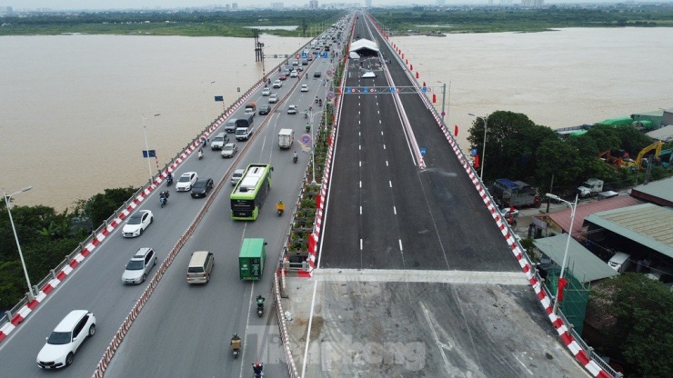 Sáng 28/8, cầu Vĩnh Tuy đã thảm xong đường dẫn 2 đầu, khớp nối nhịp hai đầu cầu với đường dẫn hai bên. Kết thúc hơn 2 năm thi công cầu Vĩnh Tuy 2.