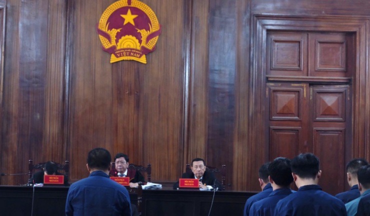 Các bị cáo nói lời sau cùng trong vụ 13 cựu công an phường nhận tiền để thả người. Ảnh: SONG MAI