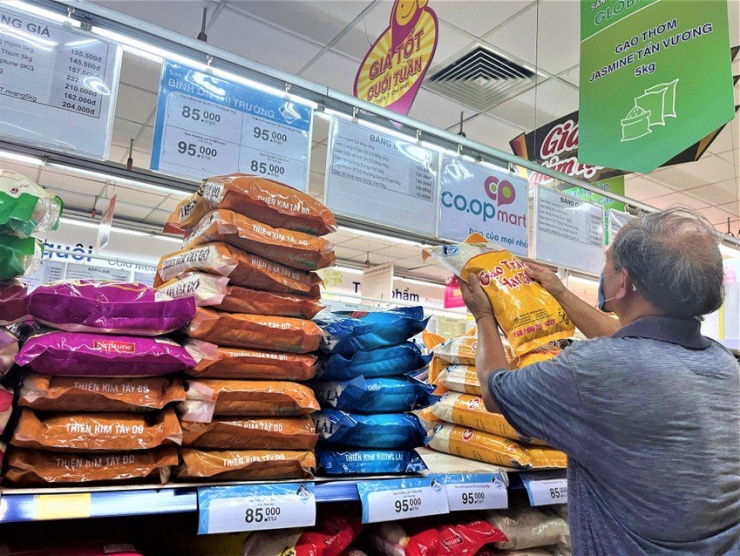 Giá gạo tăng do biến động thị trường thế giới và ảnh hưởng yếu tố thời tiết, là nguyên nhân khiến CPI tháng 8-2023 tăng. Ảnh: PLO