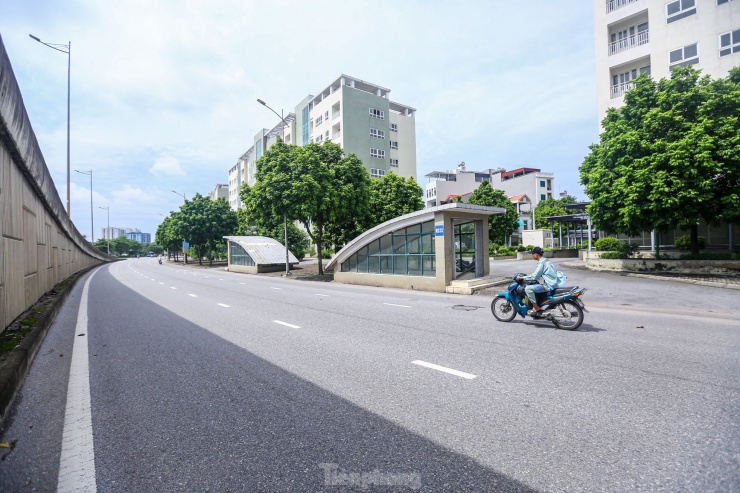 Đoạn đường Lý Sơn (quận Long Biên, Hà Nội), dài khoảng 2km nhưng được bố trí tới 3 hầm đi bộ sang đường, tuy nhiên quang cảnh xung quanh rất vắng vẻ, rất ít người dân đi bộ trên tuyến đường này.