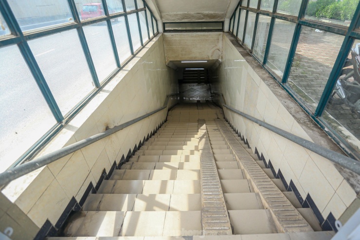 Dân cư xung quanh chưa nhiều nên khu vực này khá vắng người qua lại, hầm đi bộ gần như bỏ hoang.