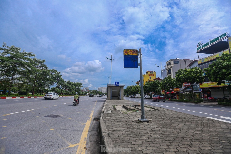 Một cửa hầm được đặt giữa dải phân cách giữa đường, hai bên đều có các làn xe chạy.