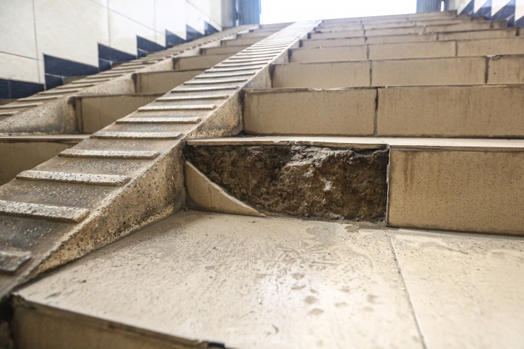 Nhiều hạng mục xuống cấp, xuất hiện vết nứt, mảng gạch vữa vỡ vụn, bong tróc.