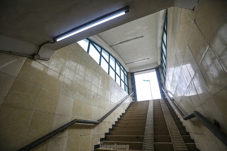 Hầm đi bộ dọc tuyến đường Lý Sơn (quận Long Biên) không có một bóng người.