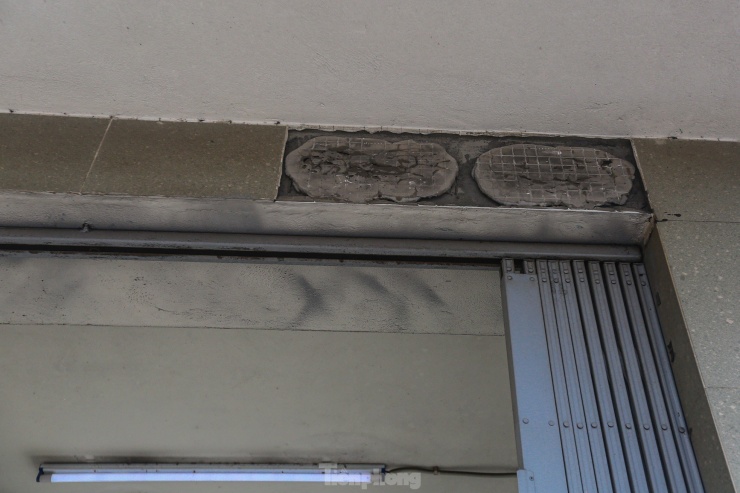 Gạch ốp ở phần cửa hầm đã bị bong tróc.