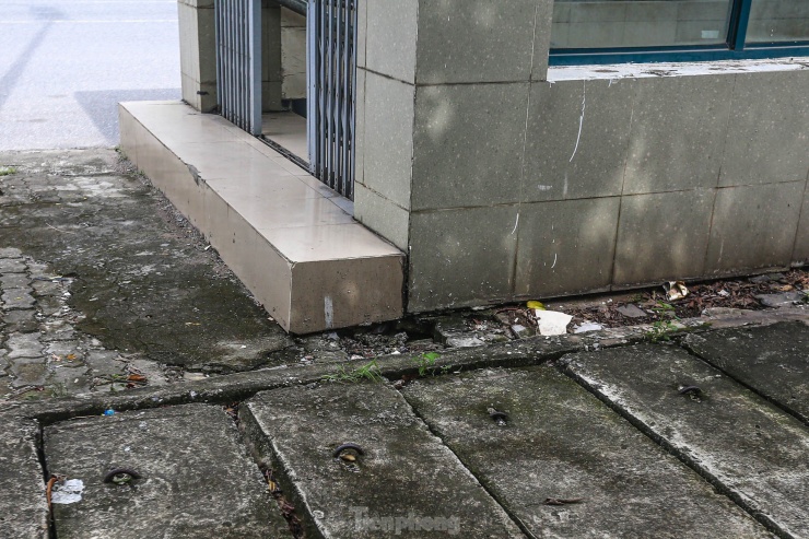 Phía bên ngoài có những tảng, miếng bê tông gồ ghề, nứt toác.