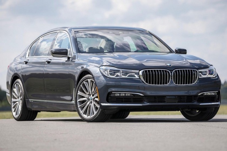Dòng xe BMW 7. Ảnh: Carbuzz.