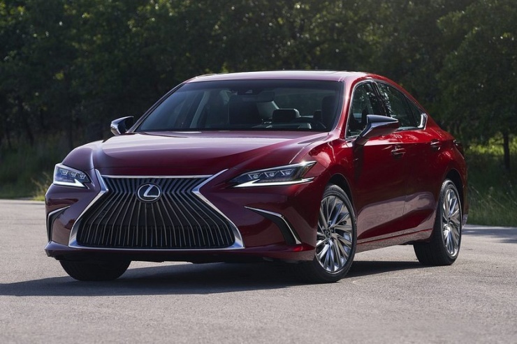 Lexus ES. Ảnh: Carbuzz.
