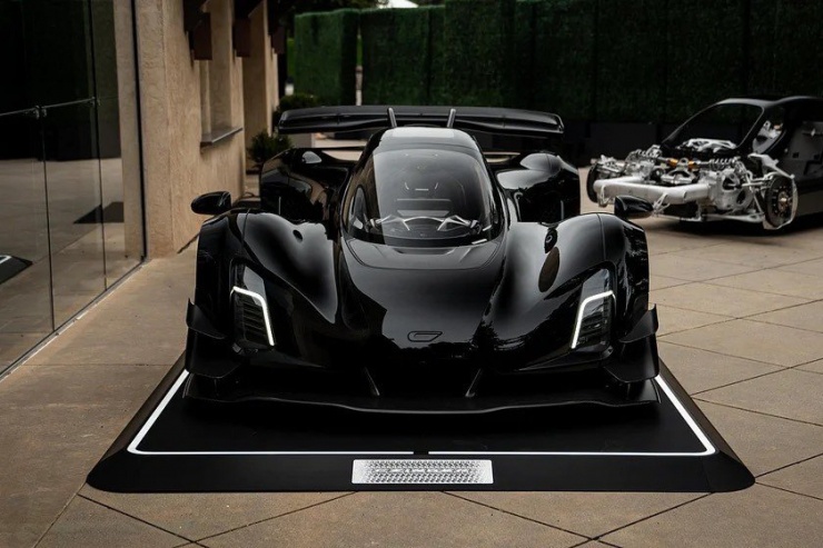 Blackbird Czinger 21C. Ảnh: Carbuzz.