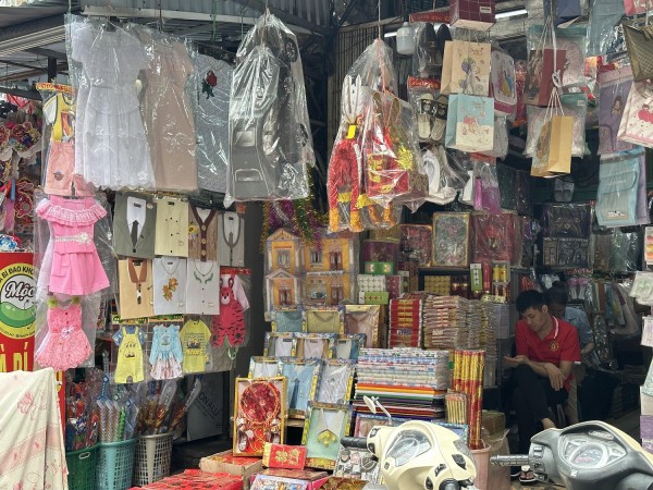 Lượng tiêu thụ vàng mã dịp Rằm tháng 7 năm nay chậm do người tiêu dùng chi ít tiền để mua vàng mã.&nbsp;