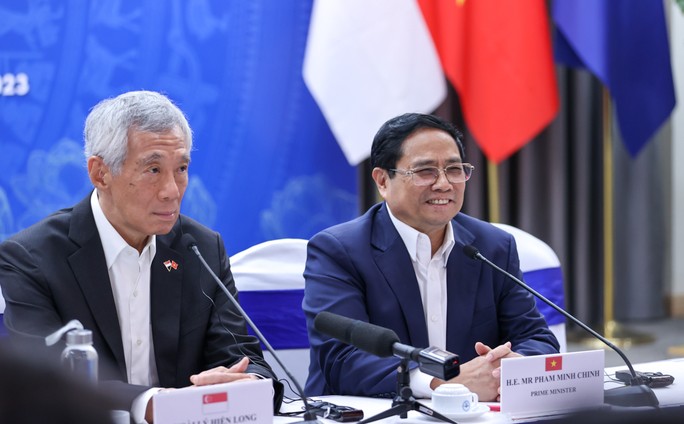 Thủ tướng Phạm Minh Chính (trái) và Thủ tướng Singapore Lý Hiển Long trao đổi với 30 đại biểu của Chương trình Đối thoại lãnh đạo trẻ Việt Nam-Singapore năm 2023. Ảnh: VGP