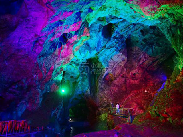 Ngỡ ngàng trước hang động núi đá vôi đầy màu sắc ở Trung Quốc