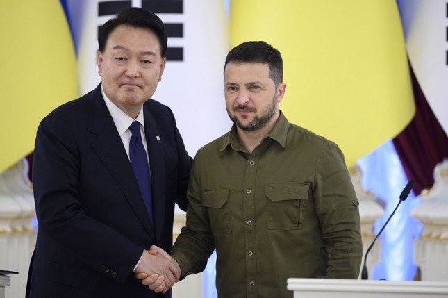 Tổng thống Hàn Quốc Yoon Suk-yeol và Tổng thống Ukraine Volodymyr Zelensky trong một cuộc gặp hồi tháng 7 ở Ukraine. Ảnh: president.gov.ua