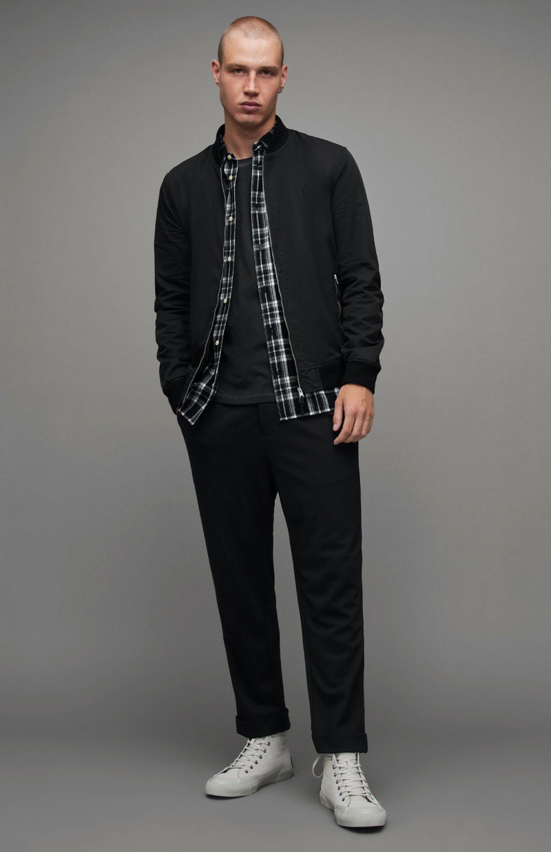 Giữ các lớp áo của bạn luôn cởi mở với chiếc áo sơ mi cài cúc thiết yếu và áo khoác bomber. 