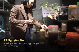 Thị trường - Tiêu dùng - Người phụ nữ mang mô hình cà phê xổ số về Hải Phòng