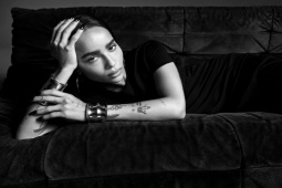 Thời trang - Kate Moss, Hailey Bieber sang trọng trong chiến dịch mùa thu 2023 của Saint Laurent