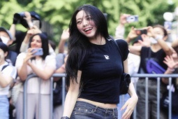 Thời trang - "Búp bê sống có thắt eo nhỏ nhất Kpop" cứ mặc quần jean ra đường là "gây sốt"