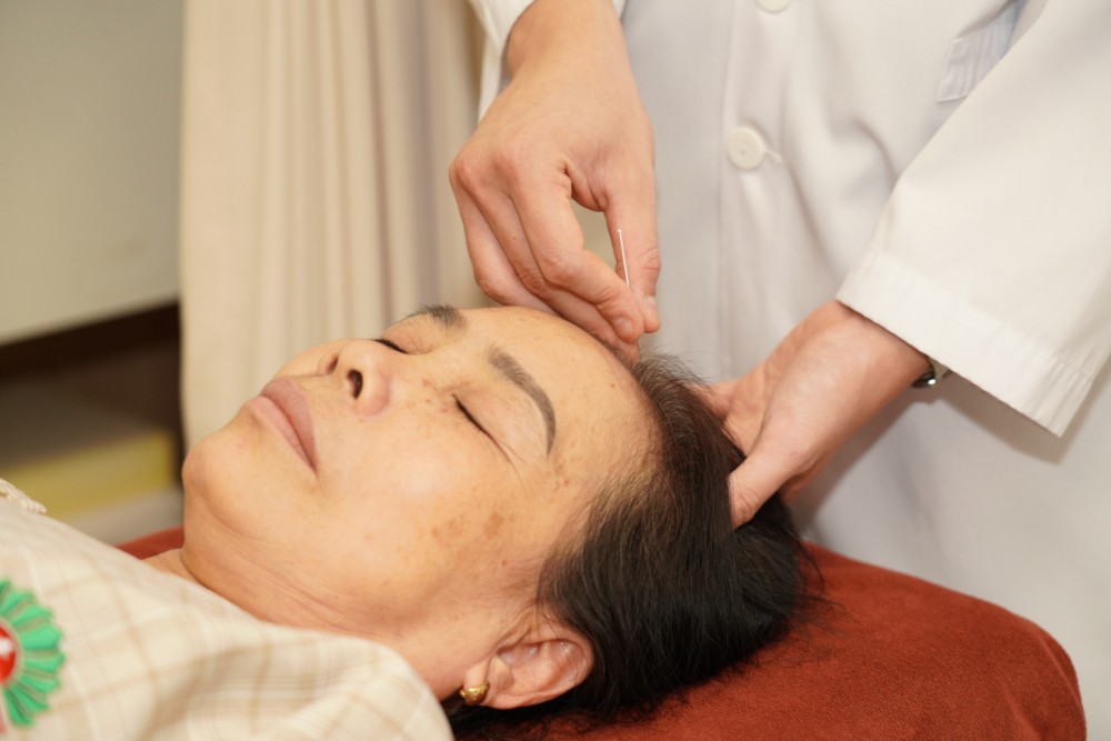 Y học cổ truyền được áp dụng khá phổ biến trong phục hồi chức năng sau đột quỵ.