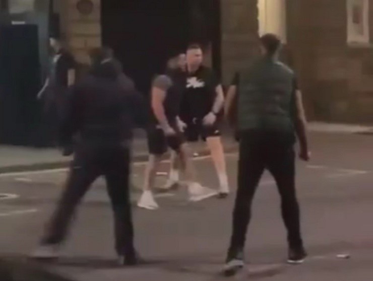 Lascelles (mặc áo gilet màu xanh lá cây)&nbsp;được cho là đã bị tổn thương tai trong vụ ẩu đả