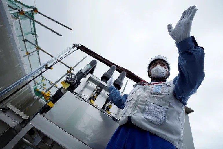 TEPCO, công ty vận hành nhà máy điện hạt nhân Fukushima, kiểm tra nước thải trước khi xả ra biển. Ảnh: Reuters