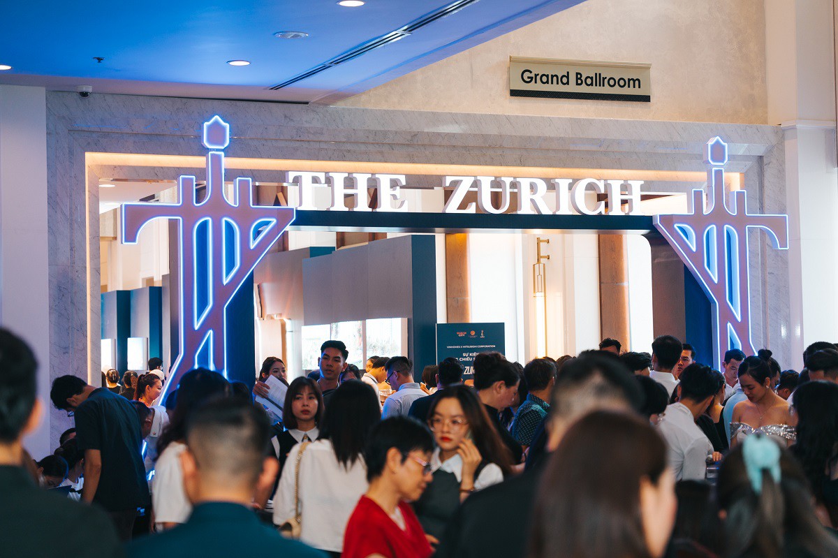 Khách hàng nườm nượp check-in sớm tại sự kiện để có được những vị trí tốt nhất và không bỏ lỡ bất cứ thông tin hấp dẫn nào từ bom tấn “Mua nhà 8 năm không lo lãi suất” được áp dụng tại ZR1 The Zurich