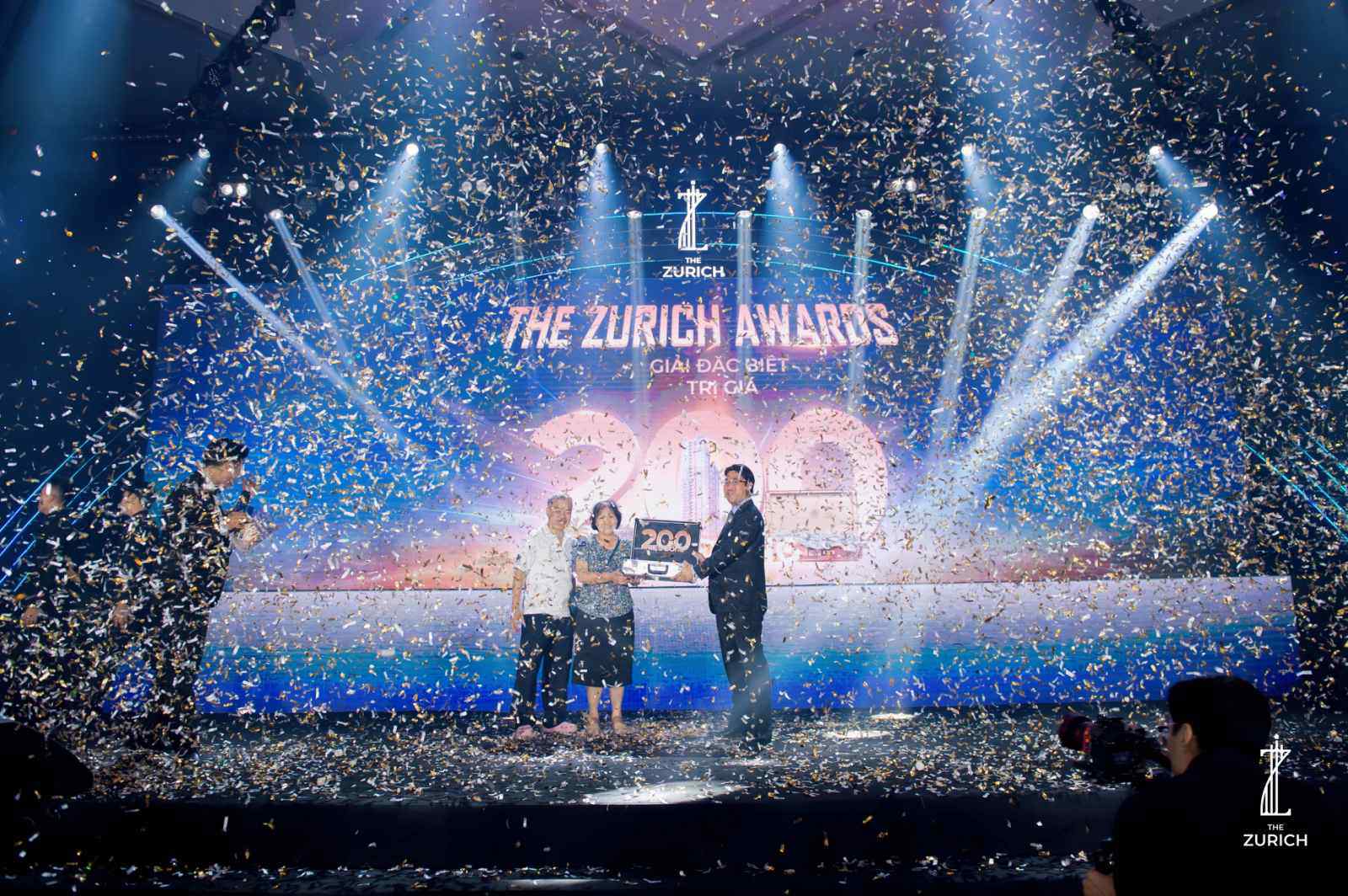 Phần thưởng được mong chờ nhất là 01 vali tiền mặt trị giá 200 triệu đồng đã được trao cho khách hàng may mắn nhất ngay tại sự kiện