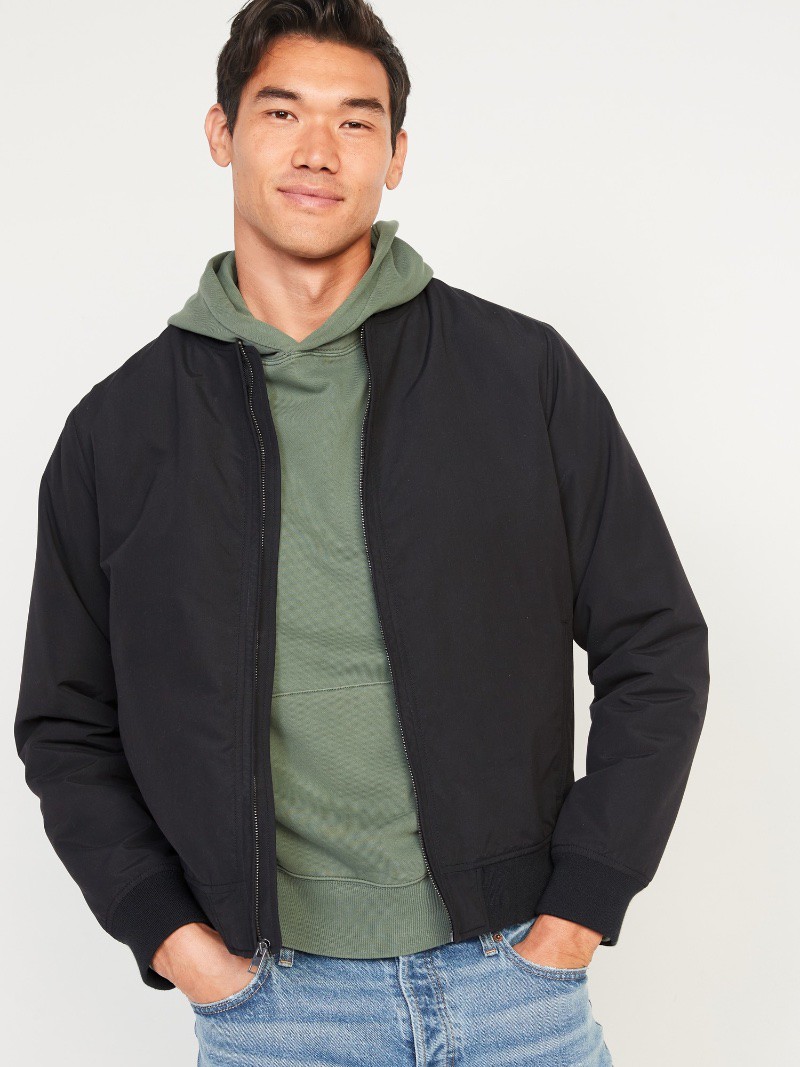 Từ áo khoác bomber và áo hoodie thông thường cho đến vô số trang phục ở trên, áo bomber là một món đồ linh hoạt. 