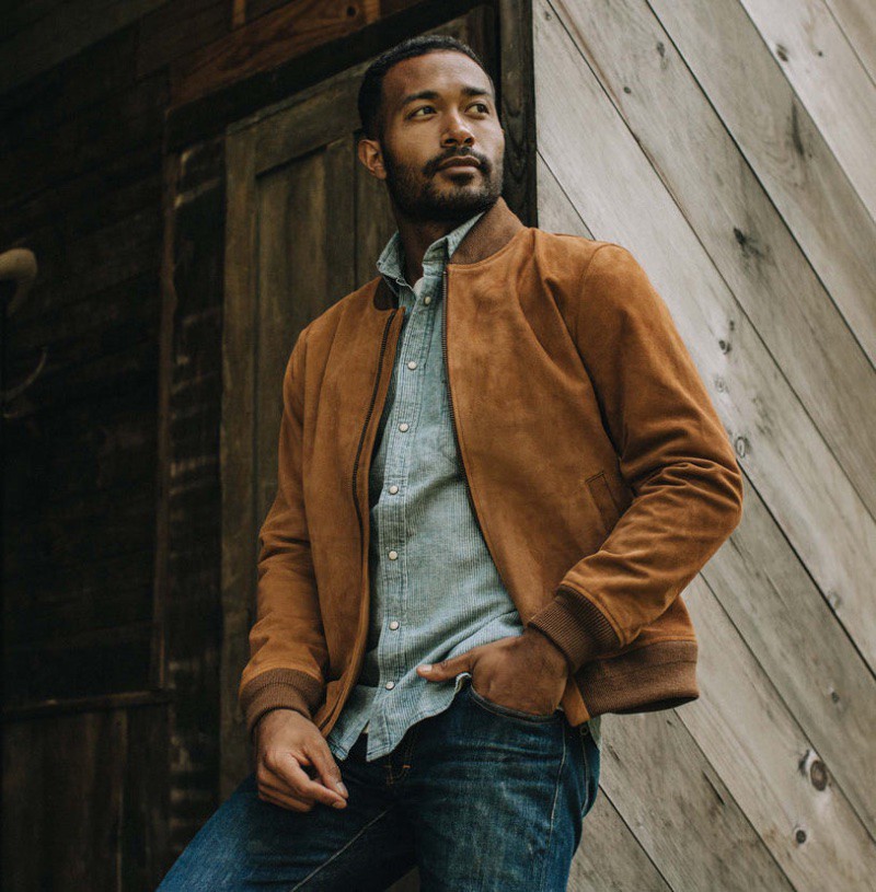 Thêm nét tinh tế cho diện mạo của bạn với áo khoác bomber da lộn. 