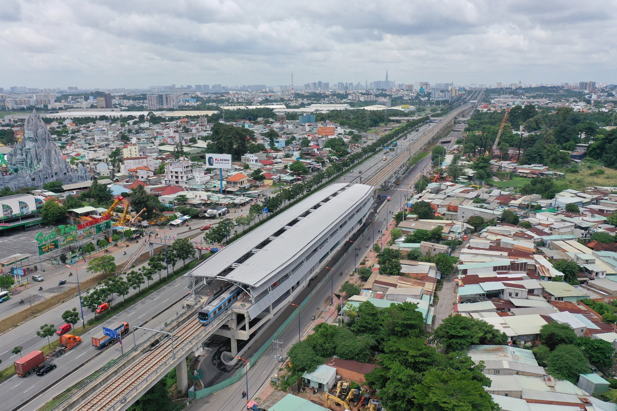 Trong đợt chạy đầu tiên, tàu chạy thẳng về ga Bến xe Suối Tiên rồi vòng ngược lại nơi xuất phát ở Bến Thành. Theo thiết kế, thời gian đoàn tàu di chuyển từ ga Bến Thành đến ga Bến xe Suối Tiên khoảng 29 phút. Thời gian dừng tại ga là 30 giây, trừ ga Bến Thành và Bến xe Suối Tiên.