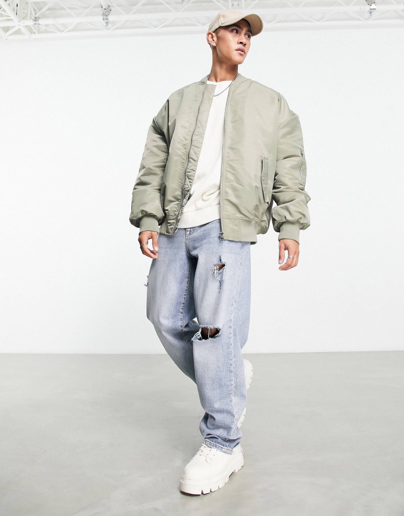 Thật ngầu khi kết hợp áo khoác bomber và quần jean.