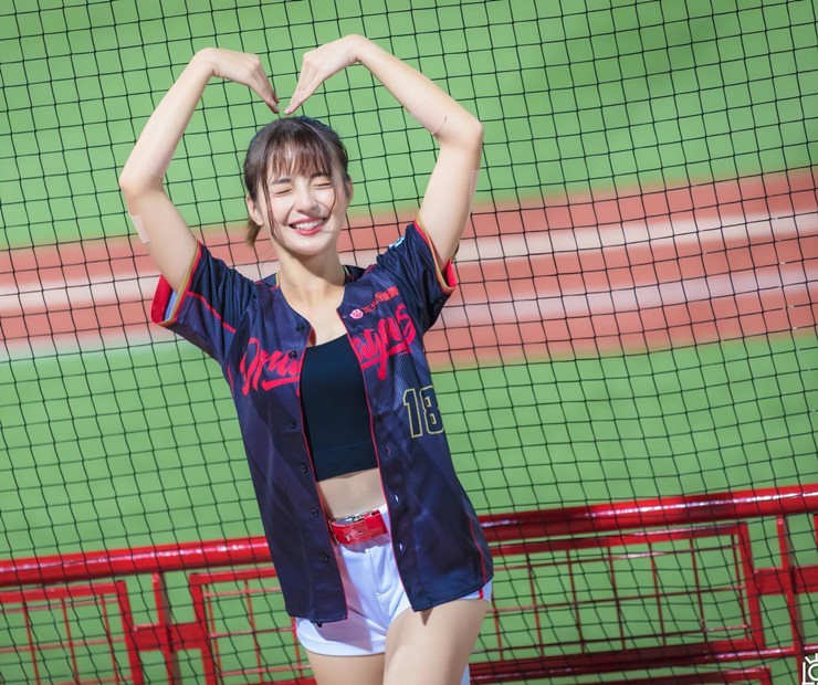 "Nữ thần đội cổ vũ" tiết lộ quy tắc cấm kỵ đối với giới cầu thủ - 2