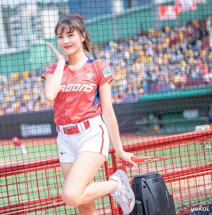 "Nữ thần đội cổ vũ" tiết lộ quy tắc cấm kỵ đối với giới cầu thủ - 1