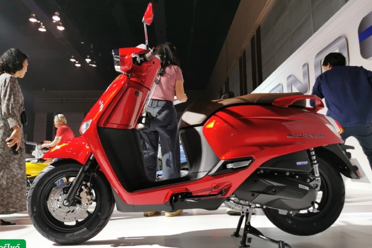 Chọn Thái Lan là nơi ra mắt, Honda Giorno+ hoàn toàn mới mang phong cách tân cổ điển, dựa trên ý tưởng chính là “The New High” (Tầm cao mới). Ảnh Giorno+ màu đỏ. 
